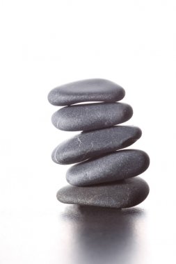 Beyaz arka plan üzerinde yığılı zen taşlar kavramı yığını