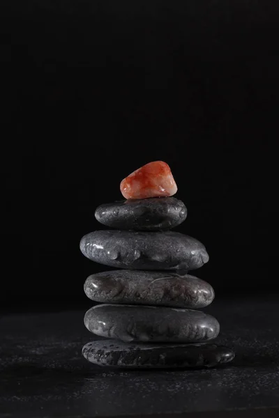 zen taşlar kavramı siyah arka plan üzerinde yığılı yığını