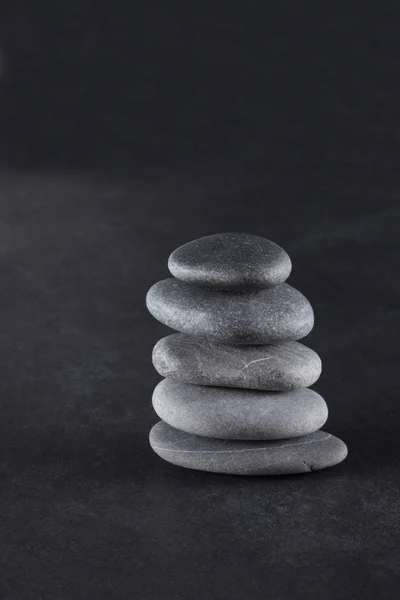 Στοίβα Zen Πέτρες Έννοια Piled Πάνω Μαύρο Φόντο — Φωτογραφία Αρχείου