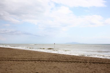 Fırtına hakkında İtalyan sahil sonra Toskana boş plaj