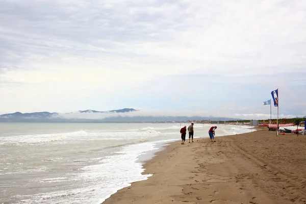 Grosseto Setembro 2017 Itália Três Homens Caminhando Praia Após Tempestade — Fotografia de Stock