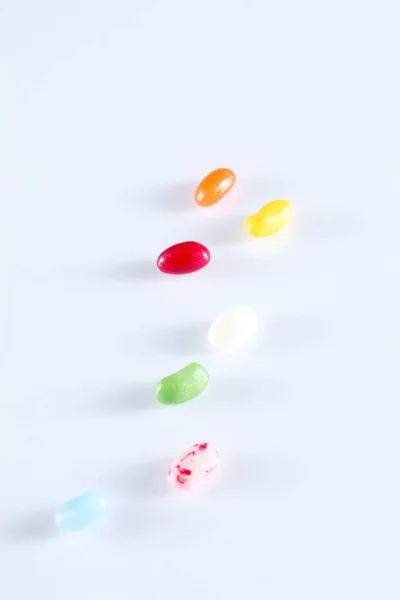 白色背景上隔离的彩色糖果组 — 图库照片