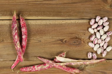 metniniz için kopya alanı ile ahşap bir masa taze çiğ fasulye