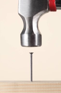 çekiç çivi ahşap bir yönetim kurulu sabitleme