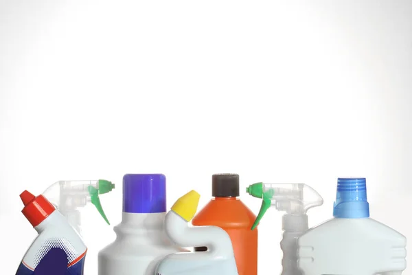 Beyaz arka plan üzerinde plastik şişe izole deterjanlar