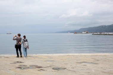 Trieste, 5 Eylül 2017, İtalya: turistik bir taş iskelede duran fotoğraf çekmek birkaç