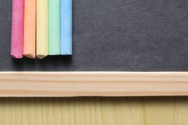 okul kavramı: mangası ile kayrak bir kara tahta üzerinde yakın çekim ve kopyalama alanı.