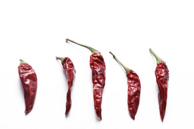 Beyaz arka planda izole edilmiş acı kırmızı biber