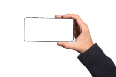 erkek adam tutma ve beyaz arka plan üzerinde el etrafında kırpma yolu ile izole boş akıllı telefon gösteren ve metin için kopyalama alanı ile ekran