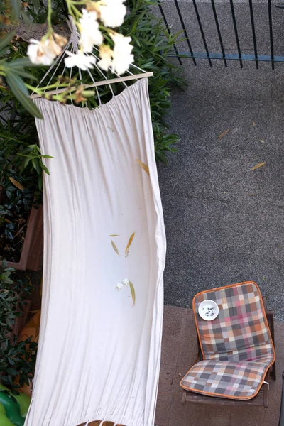 Relax Konzept Weiße Hängematte Und Stuhlblick Von Oben Mit Kopierraum — Stockfoto