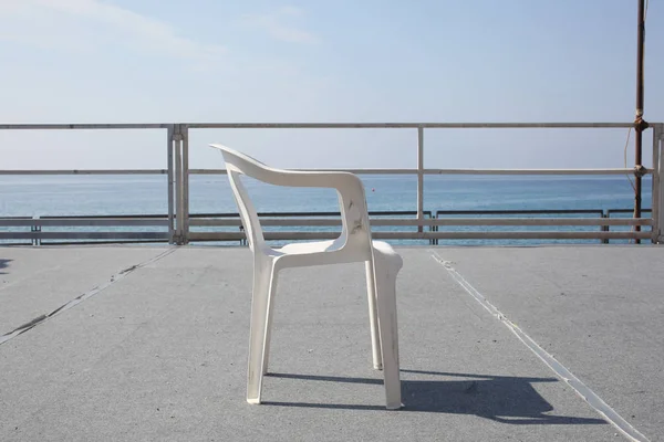 Cadeira Única Palco Vazio Beira Mar — Fotografia de Stock