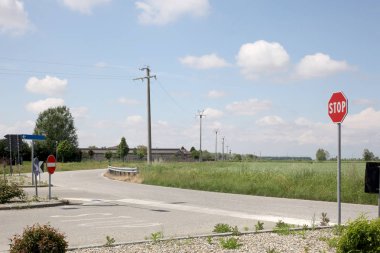 Metnin için kopyalama alanı olan ülke tarafında boş kesişen yol