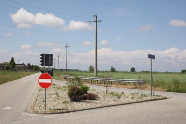 Metnin için kopyalama alanı olan ülke tarafında boş kesişen yol