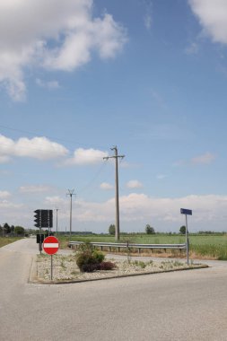 Metnin için kopyalama alanı olan ülke tarafında boş kesişen yol