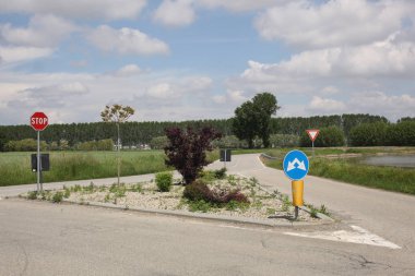 Metnin için kopyalama alanı olan ülke tarafında boş kesişen yol