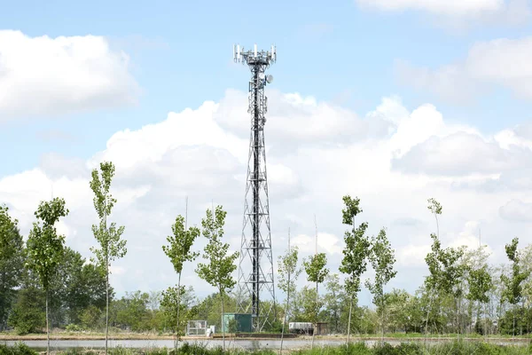 Telekomünikasyon Cep Telefonu Kulesi Boş Bir Kırsalda Metinleriniz Için Kopyalama — Stok fotoğraf
