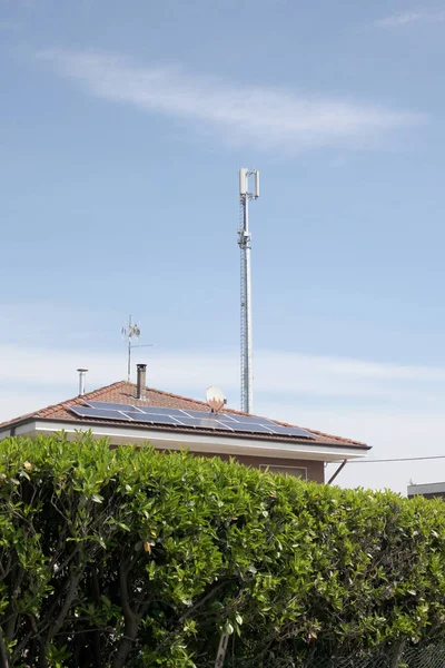 Çatı Katı Güneş Panelleri Telekomünikasyon Kulesi Ile Metin Için Kopyalama — Stok fotoğraf
