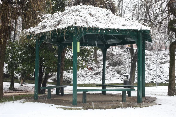 公园里的冬季场景 被雪覆盖的凉亭 — 图库照片