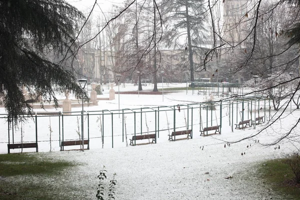 公园里雪天里一排长椅 — 图库照片