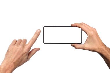 erkek adam tutma ve beyaz arka plan üzerinde el etrafında kırpma yolu ile izole boş akıllı telefon gösteren ve metin için kopyalama alanı ile ekran