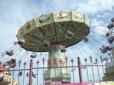 Viyana, Avusturya, 18 Ağustos 2019, Prater luna parkındaki atlıkarıncada insanlar 