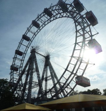 Viyana, Avusturya, 18 Ağustos 2019, Prater luna Parkı 'ndaki eski feribot çarkı.  