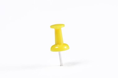 Metnin için kopyalama alanı olan beyaz arkaplanda izole edilmiş pimi it