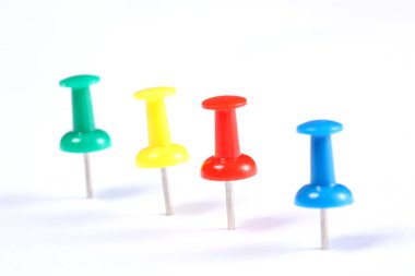 Metnin için kopyalama alanı olan beyaz arkaplanda izole edilmiş iğne satırı