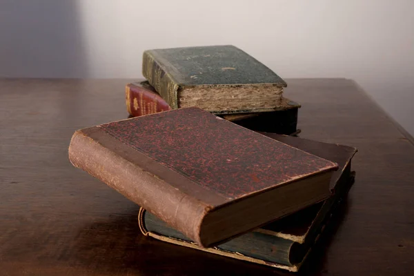 Oude Boeken Een Houten Tafel Met Kopieerruimte Voor Tekst — Stockfoto