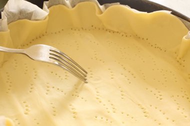 Metnin için kopyalama alanı olan bir teneke kutuya çatal batırmak