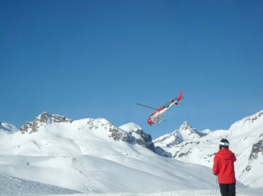 Heliski ya da dağ kurtarma helikopteri ve metin için kopyalama alanı olan bir kayakçı.