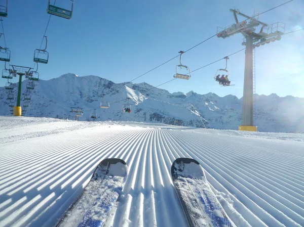 Standpunt Skiën Twee Ski Met Stoeltjeslift Berg Achtergrond — Stockfoto