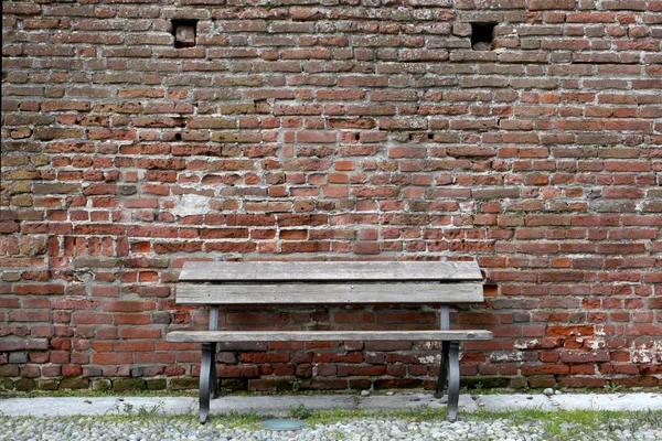 Lege Bank Met Een Oude Bakstenen Muur Achtergrond Met Kopieerruimte — Stockfoto