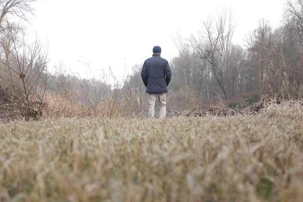 Man View Walking Alone Countryside Landscape Copy Space Your Text — Zdjęcie stockowe