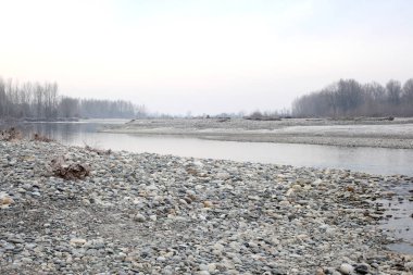 Metnin için kopyalama alanı olan kış zamanı nehir manzarası