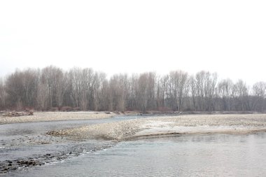 Metnin için kopyalama alanı olan kış zamanı nehir manzarası