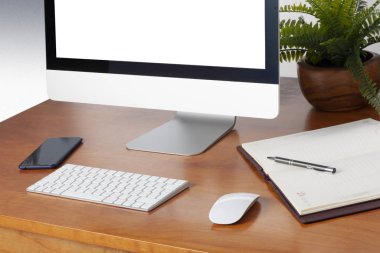 Bilgisayarlı ve erkek eli ofis masası, ekranın etrafındaki yolu kırpma ve metin için boşluk kopyalama