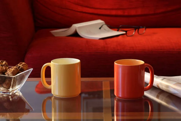 Концепция Релаксации Две Чашки Кофе Чая Стеклянном Столике Печеньем Книга — стоковое фото