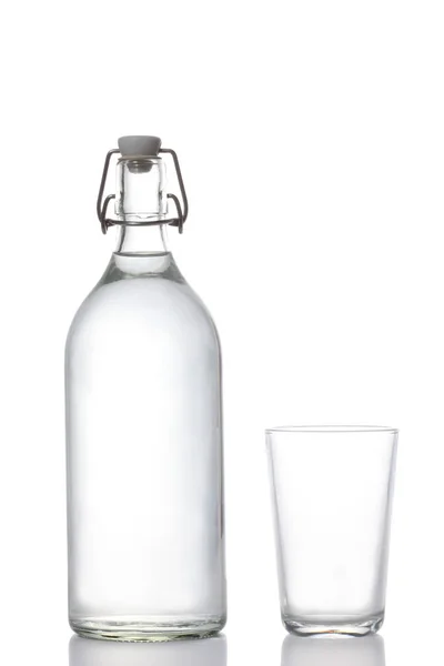 Plastiksiz konsept: cam su şişesi ve su bardağı beyaz zemin üzerinde izole edilmiş kırpma yolu ve metin alanınız için kopyalama alanı
