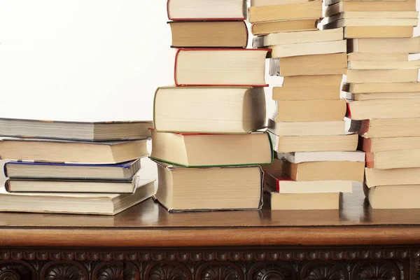 Stapel Gestapelter Bücher Ruhen Auf Einem Holztisch Mit Kopierraum Für — Stockfoto