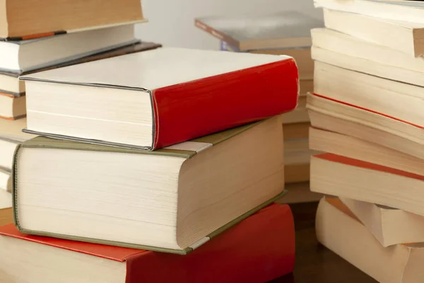 Stapel Gestapelter Bücher Ruhen Auf Einem Holztisch Mit Kopierraum Für — Stockfoto