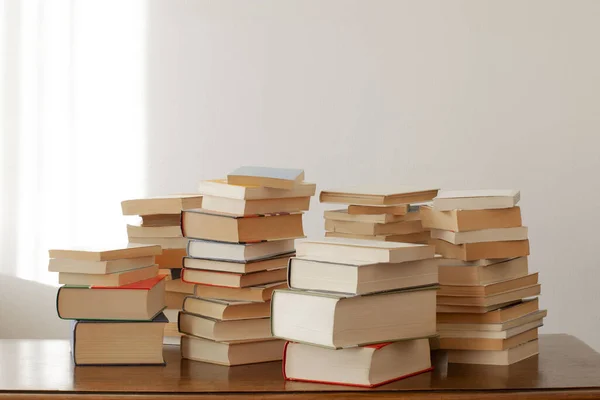 Pilha Livros Empilhados Repousar Sobre Uma Mesa Madeira Com Espaço — Fotografia de Stock