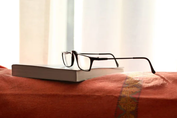 Livro Óculos Descansar Sofá Com Espaço Cópia Para Seu Texto — Fotografia de Stock