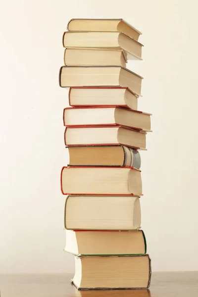 Stapel Staplade Böcker Vila Ett Träbord Med Kopieringsutrymme För Din — Stockfoto