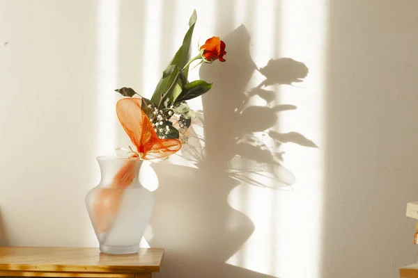 Glasgefäß Mit Rosenauflage Auf Einem Holzregal Mit Kopierplatz Für Ihren — Stockfoto