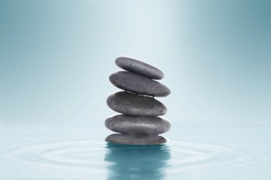 Metnin için kopyalama alanı olan suda zen taşı