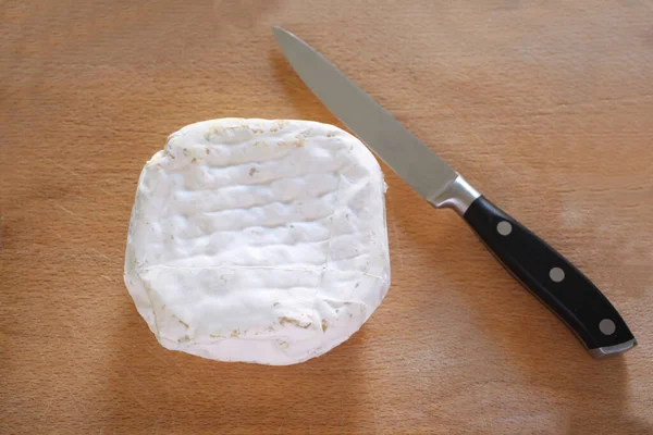 Queso Cabra Sazonado Cuchillo Una Tabla Madera Con Espacio Copia —  Fotos de Stock