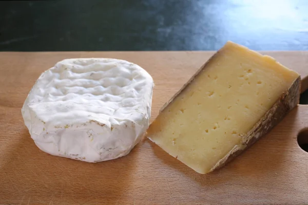 木の板の上に2つの異なる味付けチーズの残りあなたのテキストのためのコピースペース — ストック写真