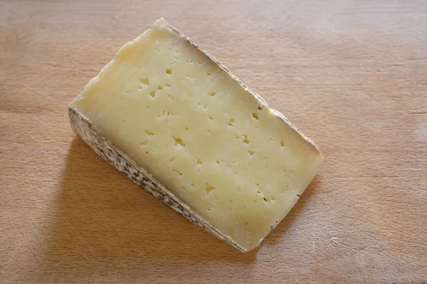 Bir Dilim Baharatlı Peynir Ahşap Bir Tabel Üzerinde Dinleniyor Metin — Stok fotoğraf