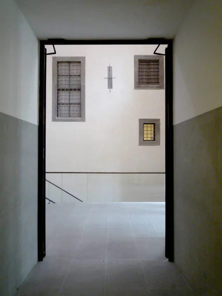 Εσωτερική Όψη Κτιρίου Ανοιχτή Πόρτα Παράθυρα Και Χειρολισθήρα Χώρο Αντιγραφής — Φωτογραφία Αρχείου